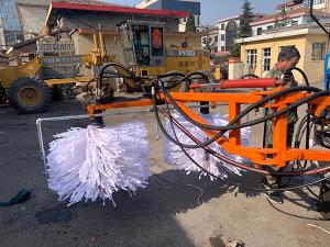 2020年11月11日山西省晉中市昔陽縣公路管理段與河南都市機(jī)械設(shè)備有限公司合作，在宋段長王隊(duì)長凌師傅的精心安排指導(dǎo)下與喬主任祝師傅的積極努力，成功研制出了加寬雙護(hù)欄板600mm護(hù)欄清洗機(jī)